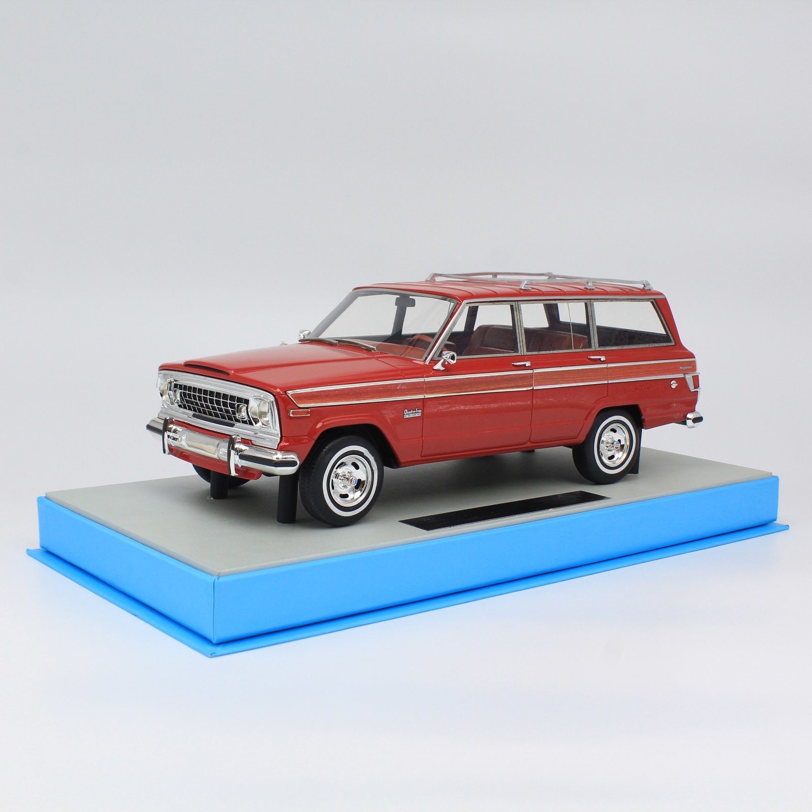 IMG_0523 Jeep Wagoneer Grand Limited Edition 1:18 Diecast Model Car by LS Collectibles – Red (Limited 250 pcs) - الصورة 1