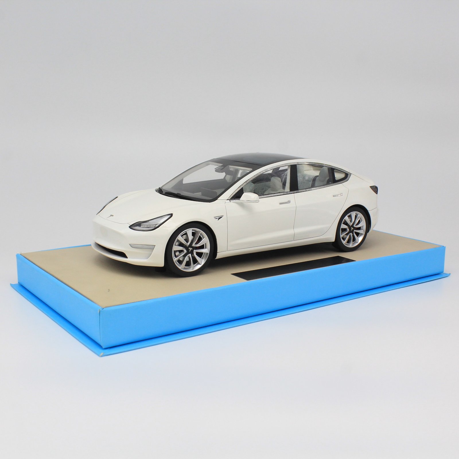 IMG_0531 Tesla Model 3 1:18 Diecast Model Car by LS Collectibles – White (Limited Edition 500 pcs) - Image 1