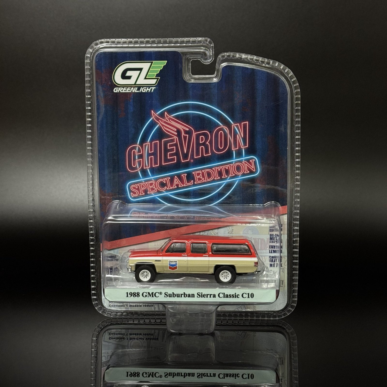 IMG_6180 1:64 1988 GMC Suburban Sierra Classic C10 Special Edition Diecast Model Car by GreenLight – Red/White/Beige - الصورة 1