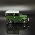 ⁦1980 Toyota FJ40 Land Cruiser Diecast Model Car 1:24 Scale by MotorMax – Classic Green & White Off-Road SUV Collectible⁩ - الصورة ⁦3⁩