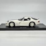 ⁦Dodge Viper GTS 1996 1:18 Diecast Model Car by GT Spirit – White with Blue Stripes⁩ - الصورة ⁦3⁩