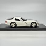 ⁦Dodge Viper GTS 1996 1:18 Diecast Model Car by GT Spirit – White with Blue Stripes⁩ - الصورة ⁦5⁩