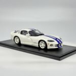 ⁦Dodge Viper GTS 1996 1:18 Diecast Model Car by GT Spirit – White with Blue Stripes⁩ - الصورة ⁦4⁩