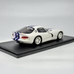 ⁦Dodge Viper GTS 1996 1:18 Diecast Model Car by GT Spirit – White with Blue Stripes⁩ - الصورة ⁦2⁩