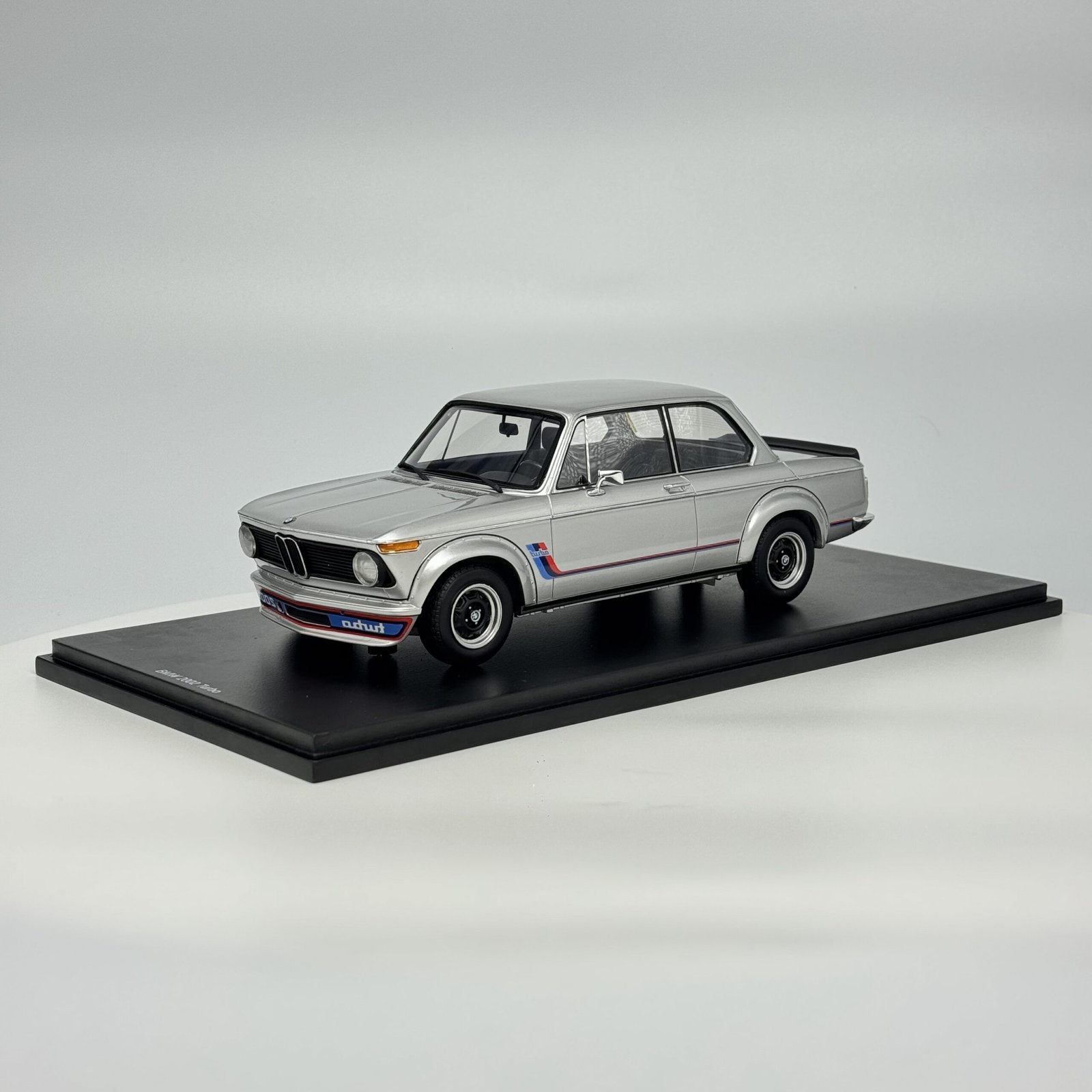 IMG_6267 BMW 2002 Turbo 1973 1:18 Diecast Model Car by Spark – Silver Classic Performance Icon - الصورة 1