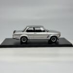 ⁦BMW 2002 Turbo 1973 1:18 Diecast Model Car by Spark – Silver Classic Performance Icon⁩ - الصورة ⁦3⁩