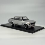 ⁦BMW 2002 Turbo 1973 1:18 Diecast Model Car by Spark – Silver Classic Performance Icon⁩ - الصورة ⁦4⁩
