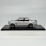 ⁦BMW 2002 Turbo 1973 1:18 Diecast Model Car by Spark – Silver Classic Performance Icon⁩ - الصورة ⁦5⁩
