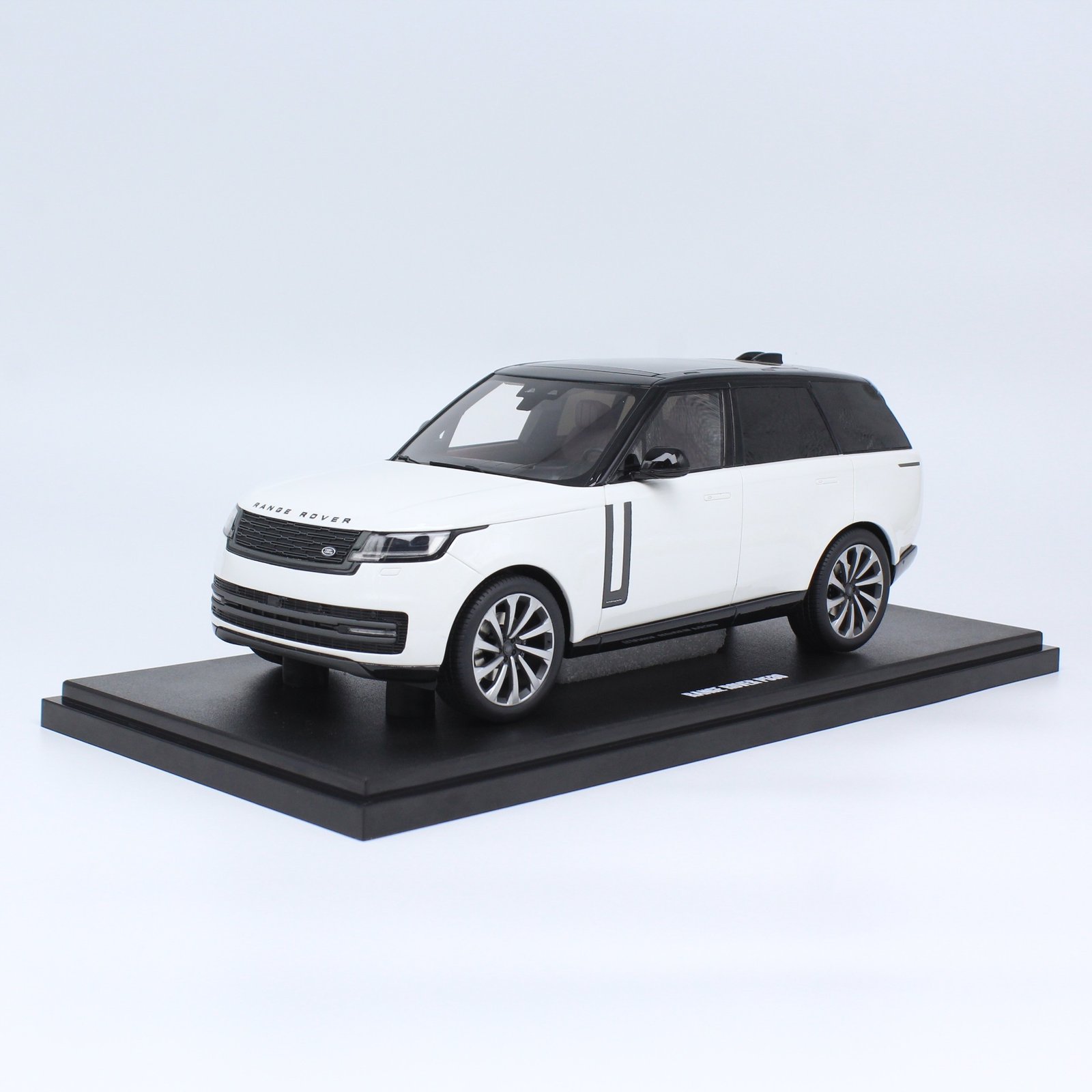 IMG_0569 2024 Range Rover P530 Autobiography 1:18 GT Spirit White Diecast Model Luxury SUV - الصورة 1