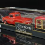 ⁦1958 Chevrolet Apache Pick-Up with Trailer Roulotte 1:24 Scale Diecast Model by MotorMax – Red Classic Vintage Truck & Caravan Set⁩ - الصورة ⁦2⁩