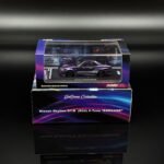⁦Nissan Skyline GT-R R34 Z-Tune “End Game” Violet 1:64 Diecast Model Car by INNO64 – Limited Edition⁩ - الصورة ⁦2⁩