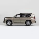 ⁦LCD Model 1:18 Scale Diecast Toyota Land Cruiser 300 ZX (2024) — Gold | Die-Cast Collector Model Car⁩ - الصورة ⁦6⁩