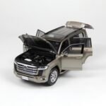 ⁦LCD Model 1:18 Scale Diecast Toyota Land Cruiser 300 ZX (2024) — Gold | Die-Cast Collector Model Car⁩ - الصورة ⁦7⁩