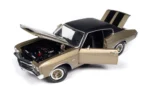 ⁦Auto World 1970 Chevrolet Chevelle SS Coupe | 1:18 Scale | Black & Gold⁩ - الصورة ⁦4⁩