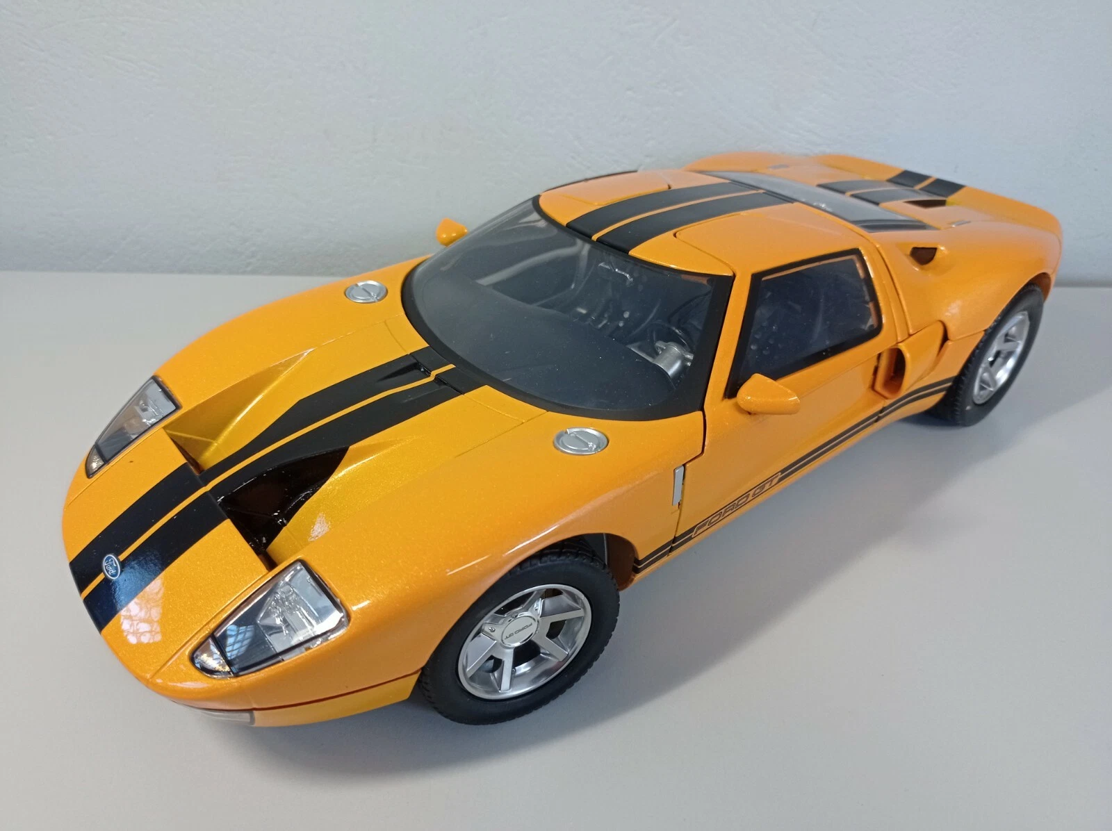 s-l1600 2004 Ford GT Concept | 1:12 Scale Diecast Model Car | MotorMax | Yellow - الصورة 1