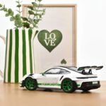 ⁦Porsche 992 GT3 RS Carrera RS Tribute 1:18⁩ - الصورة ⁦2⁩